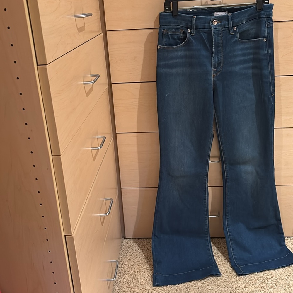 Good American Good Legs Flare Jeans - Mid Blue High-Rise Jeans with Hardware. - Picture 2 of 5